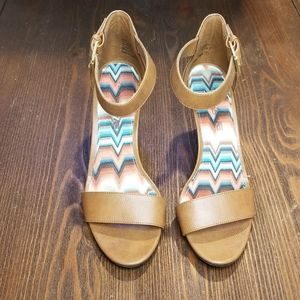 American Eagle Women's 7 brown ankle strap wedges